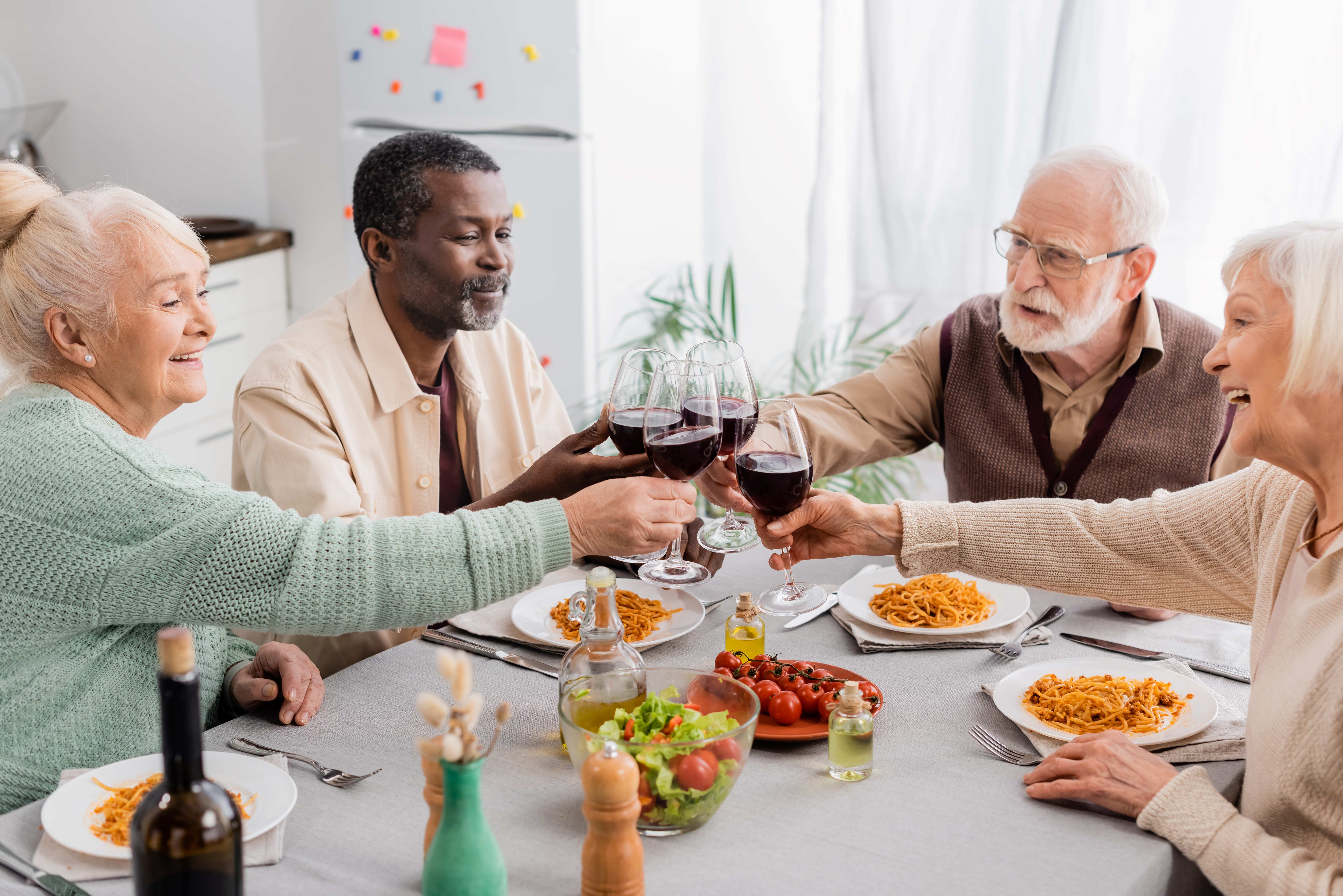 Partage, saveurs et rencontres : les tables conviviales pour senior séduisent depuis plus de 20 ans